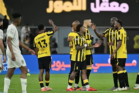 بـ10 لاعبين.. اتحاد جدة يقتنص فوزًا بشق الأنفس أمام الحزم في الدوري السعودي
